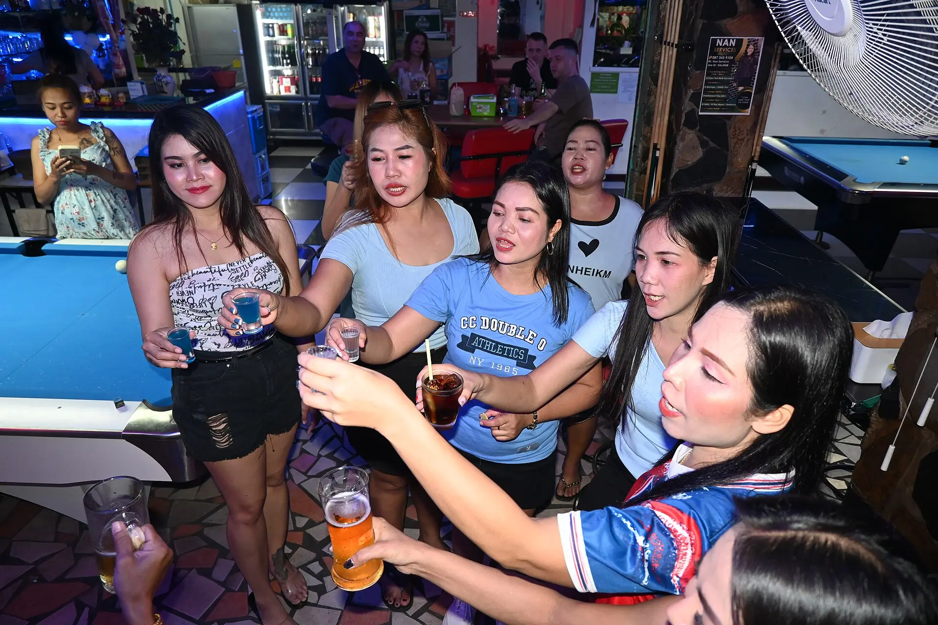 Phòng hát được trang trí bóng bay và phông chữ trước giờ khách lên