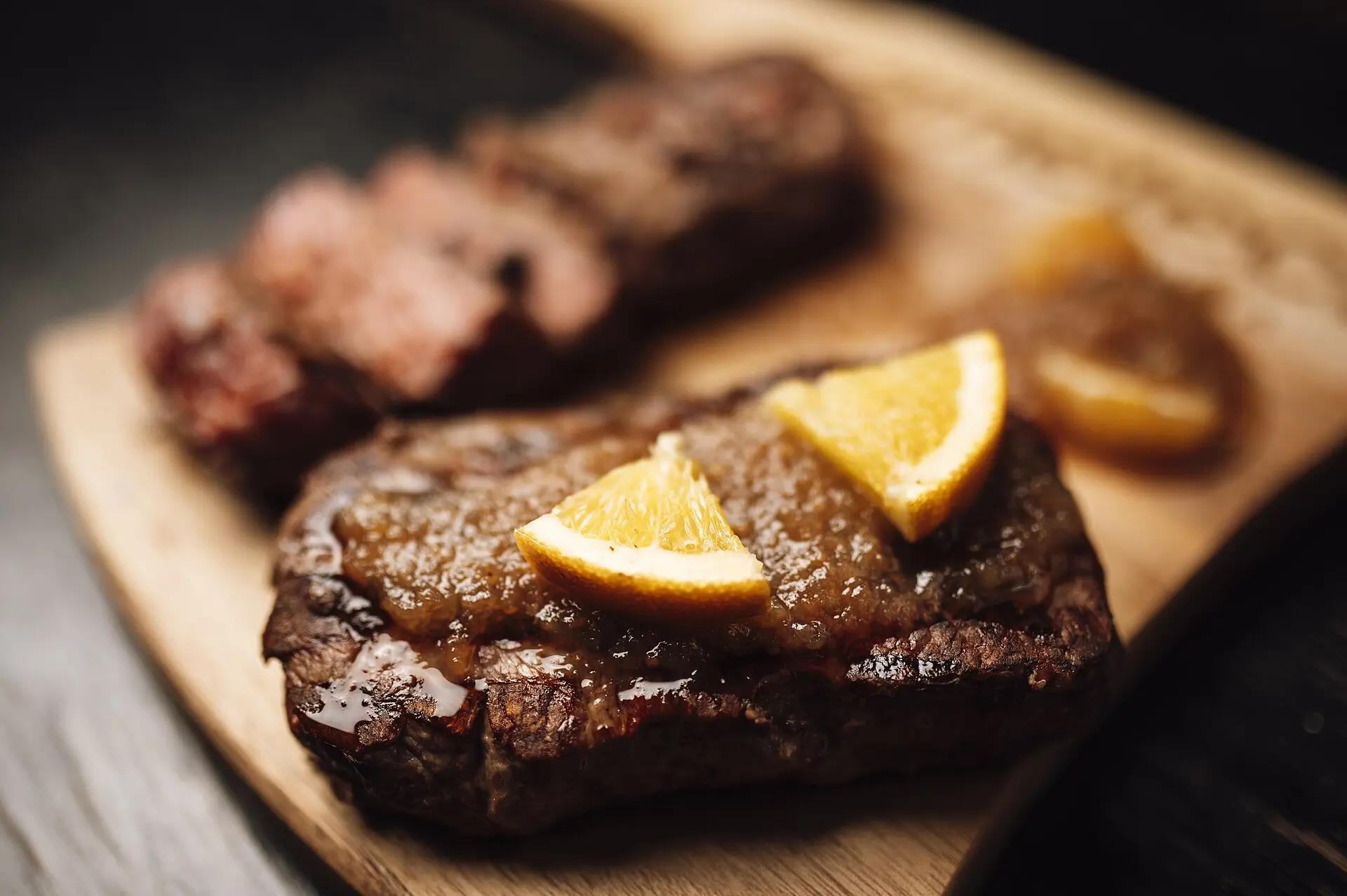 Miếng bít tết medium rare sau khi nghỉ, lõi hồng đều và không chảy nước